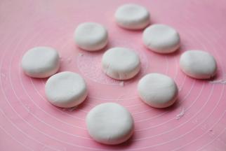 分成25g一份，搓圆压扁。