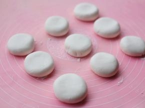 分成25g一份，搓圆压扁。