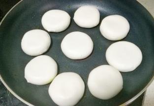 平底锅刷层油，放入糯米饼煎至两面微黄，