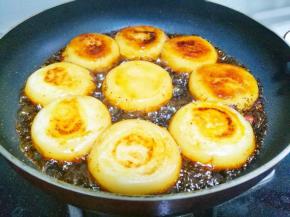 倒入红糖水，煮至沸腾翻面，待汤汁变浓关火即可。