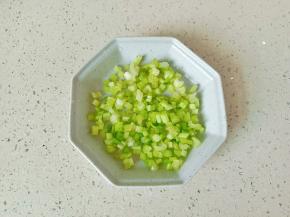 芹菜摘去叶子，切成小丁。