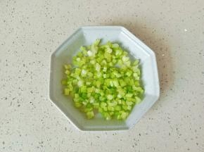 芹菜摘去叶子，切成小丁。