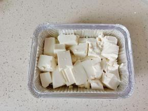 豆腐切成小块放入锡纸盒。