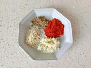 盘子放芝麻，辣椒粉，孜然粉 ，胡椒粉，蒜泥。