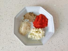 盘子放芝麻，辣椒粉，孜然粉 ，胡椒粉，蒜泥。