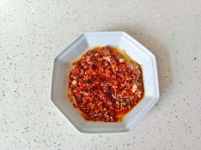 淋上热油搅拌均匀。