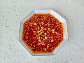 放上切好的芹菜丁。