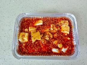 把料汁倒入豆腐上面。