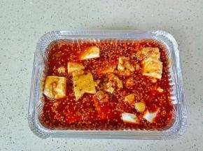 把料汁倒入豆腐上面。