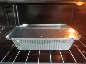 烤箱提前预热，放入中层。