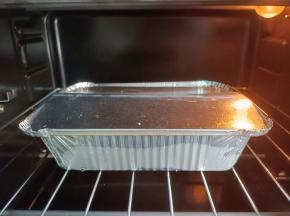 烤箱提前预热，放入中层。