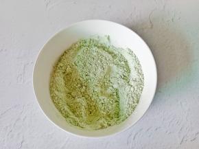 把粉类食材提前过筛拌匀。