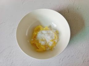 容器里放入黄油与绵白糖。
