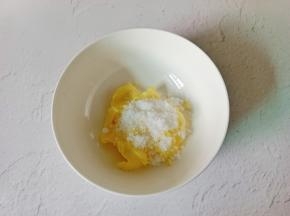 容器里放入黄油与绵白糖。