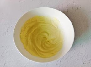 打发至颜色变浅。