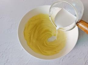 分次倒入牛奶【牛奶要试用常温的】