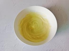 搅拌至牛奶与黄油混合。