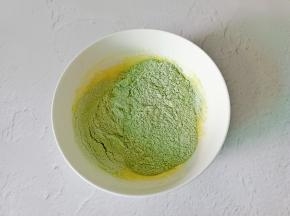 再次筛入粉类【多次过筛是搅拌中不易有颗粒状】