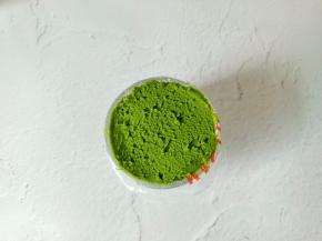 把裱花嘴放到裱花袋，把袋子套到杯子里，这样装面糊方便。