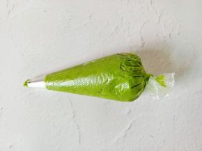 装好面糊的裱花袋轻轻转几下转紧。