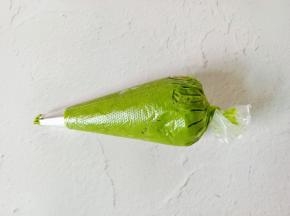 装好面糊的裱花袋轻轻转几下转紧。