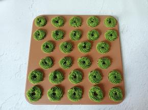 垂直向下挤成圆圈。