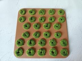 垂直向下挤成圆圈。