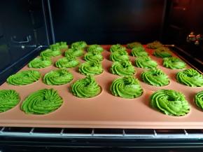 烤箱提前预热，烤盘放中层。