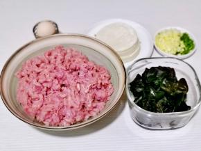 准备食材，猪肉绞成肉糜，黑木耳提前泡发。