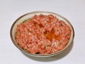 淋上一大勺食用油。