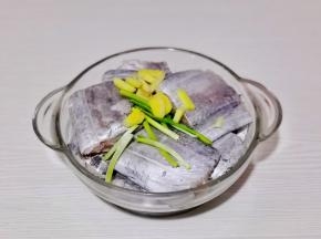 带鱼处理好加入姜丝葱段。