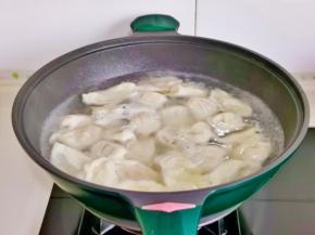 水开下饺子，煮熟捞出。