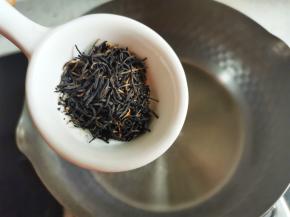 奶锅中加入清水，加入红茶。