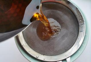 过滤掉茶叶渣再倒进锅中，