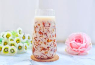 凝固后的茶冻，用勺子舀入杯中，再加入适量的牛奶或椰奶搅拌均匀即可。