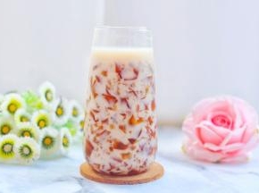 凝固后的茶冻，用勺子舀入杯中，再加入适量的牛奶或椰奶搅拌均匀即可。