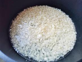 锅中加菜籽油，放入蒜末炒1分钟爆出香味，