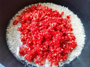 加入辣椒末继续炒1分钟，