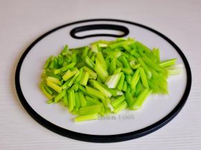 西芹去掉叶子洗净切段。