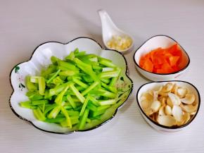 胡萝卜去皮洗净切片，蒜去皮切末。