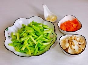 胡萝卜去皮洗净切片，蒜去皮切末。