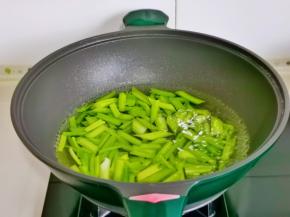 锅中水烧开下西芹煮30秒，倒入百合煮30秒捞出过冷水。