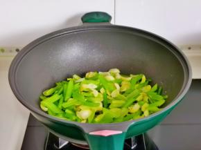 起油锅加入蒜末煸炒，加入西芹百合。