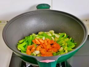 再加入胡萝卜片。