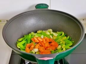 再加入胡萝卜片。