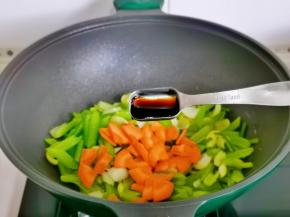 加入一勺生抽。