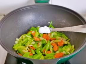 按个人口味加入盐。