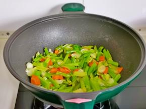 快去翻炒1分钟出锅。