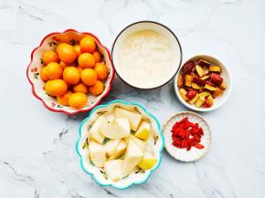 准备好所有食材。金桔盐水搓洗干净表面划一刀，雪梨洗净切小块，银耳温水泡发，红枣去核切小块，枸杞洗净~