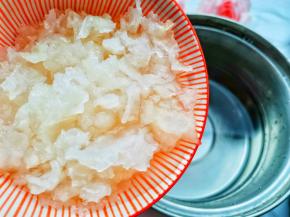 锅里放水煮开，放入银耳，